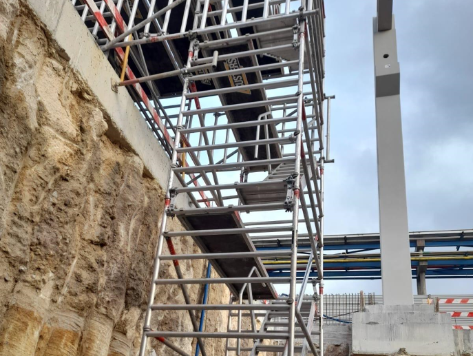 Montagem de torre de andaime com escada invertida